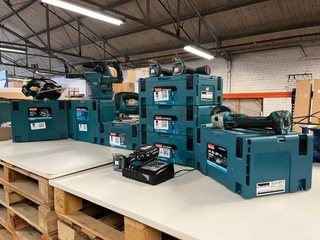 7x Bouwgereedschap, 1x 18V accu, 1x lader, M-boxen, Makita