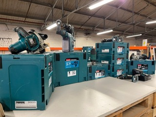 7x Bouwgereedschap, 1x 18V accu, 1x lader, M-boxen, Makita