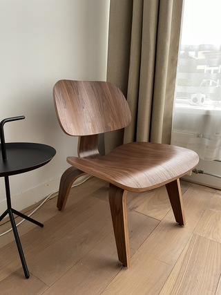 Eames LCW fauteuil in walnoot Replica, Zwart