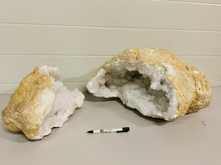 Bergkristal geode XXL 45cm en 34kg