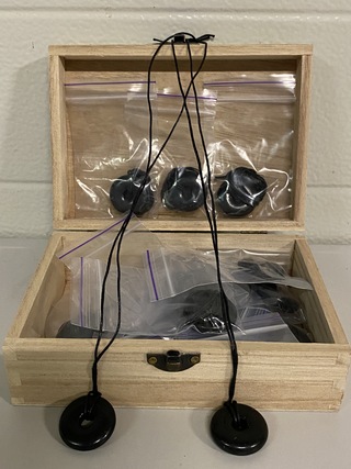 Ca. 20x Shungiet donuthanger met koord, zwart