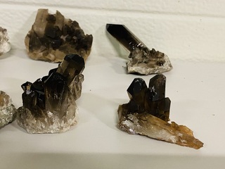 Ca. 10x Lemurian clusters (Morion), zwart