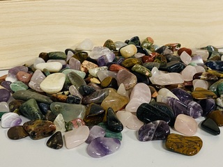 Houten schatkist met 15 kg trommelstenenmix