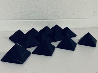 Ca. 12x Shungiet piramide ongepolijst
