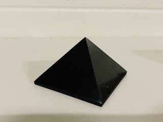 4x Shungiet piramides, zwart