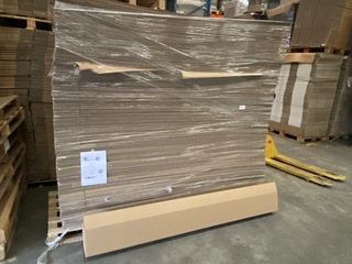 Volle pallet a 300 stuks lange verzenddozen dubbelgolf, bruin