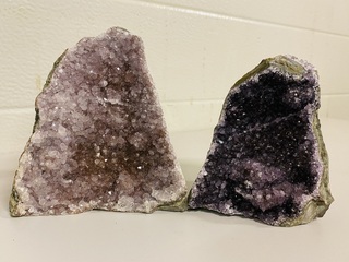 6x Amethist ‘Regenboog’ druse staand