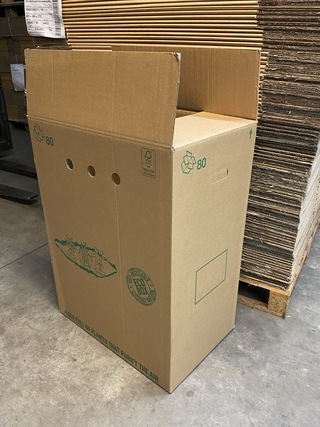 Pallet met 135 grote verzenddozen Euro 80 dubbelgolf, bruin