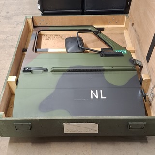 Vrachtwagendeur in transportkist