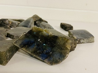 Ca. 20x Gepolijste stukjes Labradoriet, divers