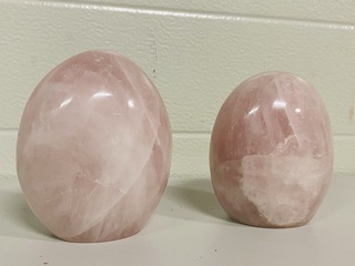2x Rozenkwarts vrije vorm sculpturen, roze