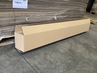 Volle pallet a 300 stuks lange verzenddozen dubbelgolf, bruin