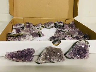 Ca. 31x Amethist brokjes, paars