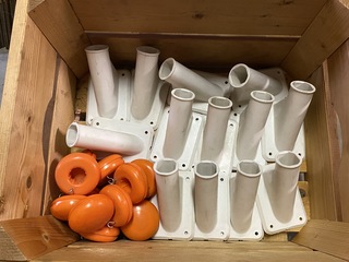 Partij vlagenhouders en diverse vlaggen