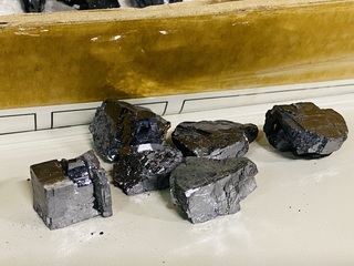 Ca. 98x Galeniet brokjes