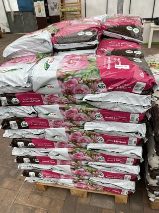 Ca. 40x Zakken rozen en bloemen potgrond