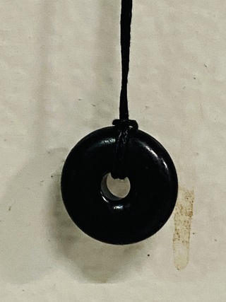 Ca. 20x Shungiet donuthanger met koord, zwart