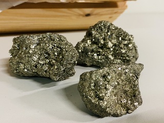 Ca. 17x Pyriet clusters