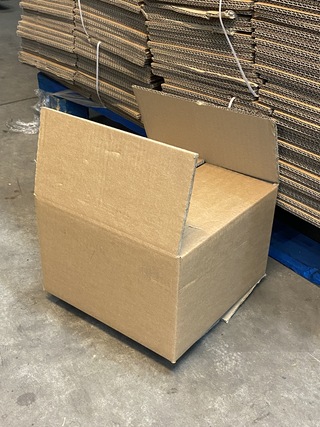 Ca. 360x Verzenddozen 26x26x18cm dubbelgolf, bruin