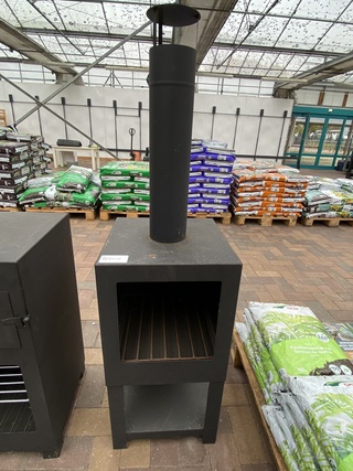 Buitenkachel met houtopslag, zwart