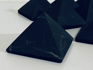 Ca. 12x Shungiet piramide ongepolijst