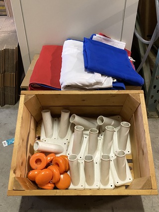 Partij vlagenhouders en diverse vlaggen