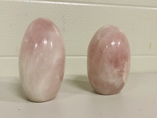 2x Rozenkwarts vrije vorm sculpturen, roze