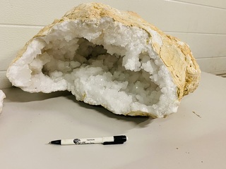 Bergkristal geode XXL 45cm en 34kg