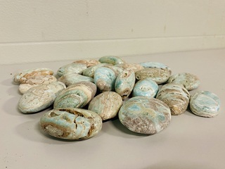 Ca. 22x Blue Caribbean Calciet handstenen