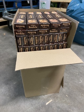 Ca. 125x Pakjes a 15 stuks Vedika Sandelhout Wierook