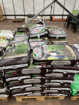 Ca. 51x Zakken bemeste zwarte grond tuinaarde