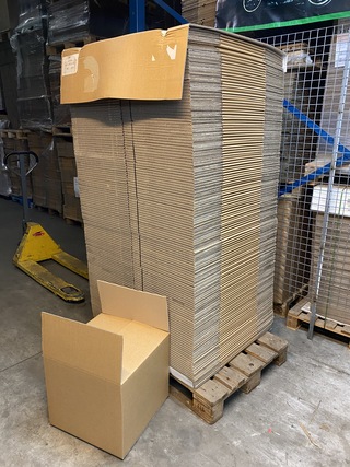 Pallet ca. 135 verzenddozen 46x46x40cm dubbelgolf, bruin