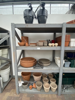 Partij diverse porseleinen bloempotten