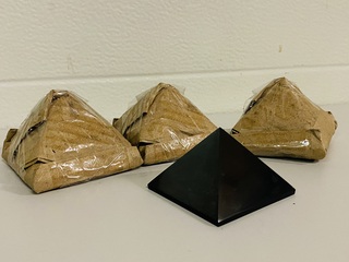 4x Shungiet piramides, zwart