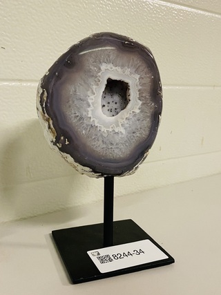 Agaat gepolijste geode op standaard, rood/blauw/wit