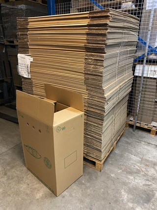 Pallet met 135 grote verzenddozen Euro 80 dubbelgolf, bruin