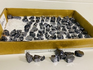 Ca. 98x Galeniet brokjes