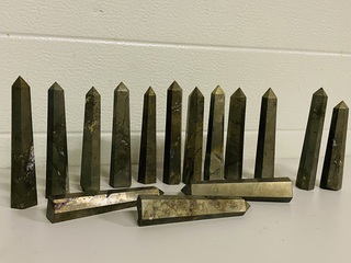 Ca. 15x Pyriet obelisken 6-zijdig