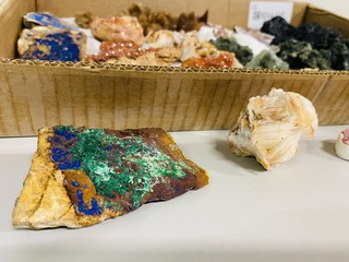 Doos met 36 stuks diverse mineralen
