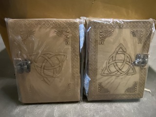 Ca. 34x Handgemaakt leren notieboekje met eindeloze knoop