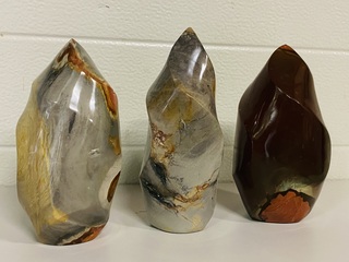 3x Jaspis polychroom sculptuur vlamvorm