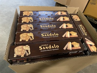 Ca. 125x Pakjes a 15 stuks Vedika Sandelhout wierook