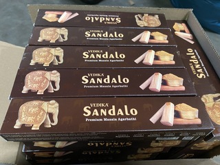 Ca. 125x Pakjes a 15 stuks Vedika Sandelhout Wierook