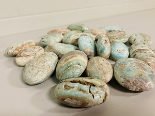 Ca. 22x Blue Caribbean Calciet handstenen