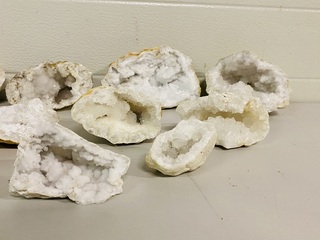 Ca. 11x Bergkristal / Calciet ruwe stukken