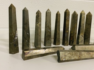 Ca. 15x Pyriet obelisken 6-zijdig