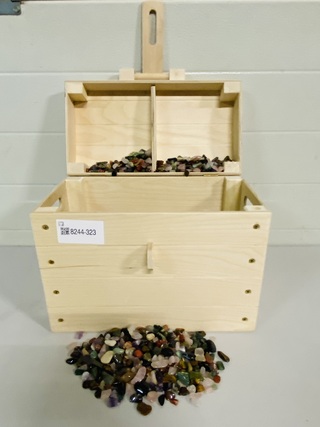 Houten schatkist met 15 kg trommelstenenmix