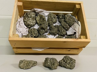 Ca. 17x Pyriet clusters