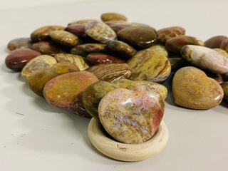 Ca. 50x Jaspis Regenboog hartjes