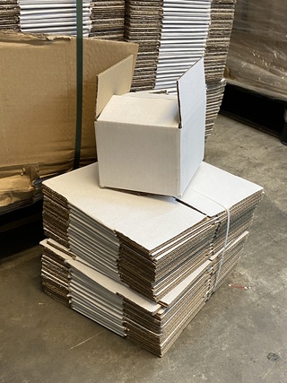 Ca. 2500x Verzenddoosjes 132x119x96mm, wit